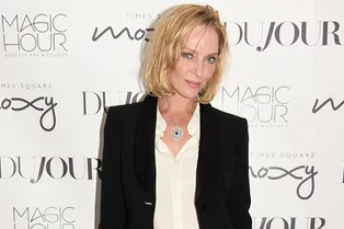 Нет стереотипам: Ума Турман в шортах на красной дорожке