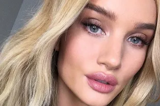 Роузи Хантингтон-Уайтли запускает бьюти-бренд, который мы точно полюбим