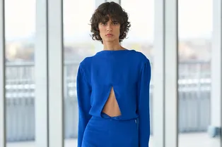 Если покупать яркие вещи на весну, то только в оттенке Klein Blue