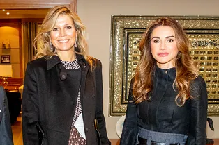 Нидерланды vs Иордания: королевы Максима и Рания показывают, как носить длину миди