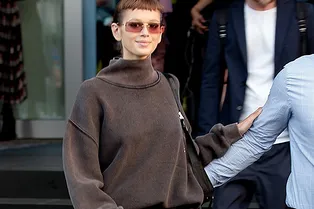 Свитшот и кожаные шорты: Кайя Гербер между летом и осенью