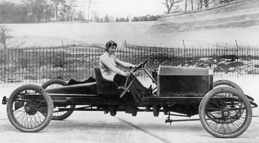 Дороти Левитт за рулем Napier, 1908 год Дороти Левитт за рулем Napier, 1908 год