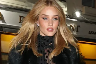 Back to black: Роузи Хантингтон-Уайтли в черном с головы до ног на вечеринке в Лондоне