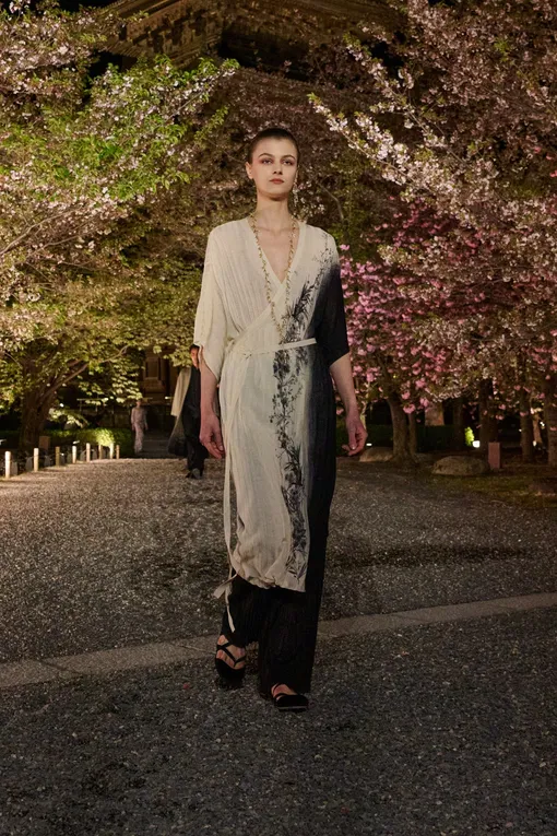Dior осень-зима 2025/2026 шоу в Киото