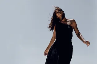 Пиджак вместо платья: новый сексуальный образ Холли Берри