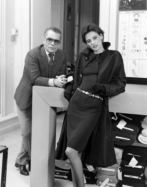 Карл Лагерфельд и Инес де ла Фрессанж на показе Chanel Haute Couture весна-1986 Карл Лагерфельд и Инес де ла Фрессанж на показе Chanel Haute Couture весна-1986