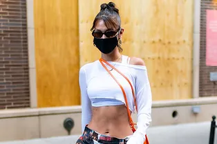 Джинсы для поклонников Playboy и «конверсы»: Белла Хадид возвращает звание звезды стритстайла