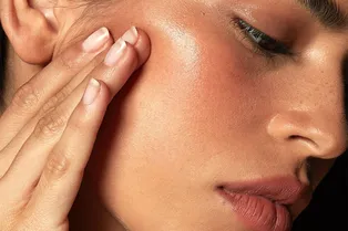 Что нужно знать о янтарной кислоте и почему это лучшее средство в гонке за идеальной кожей