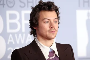 Носите нитку жемчуга с ажурным воротником и джемпером, как Гарри Стайлс