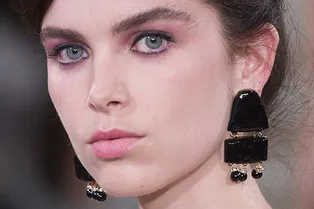 Этюд в розовых тонах: как повторить бьюти-образ с кутюрного показа Armani Privé