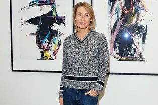 Оксана Бондаренко, Ирина Хакамада и Юлия Акимова на открытии выставки Сергея Алферова «В поисках синего слона»