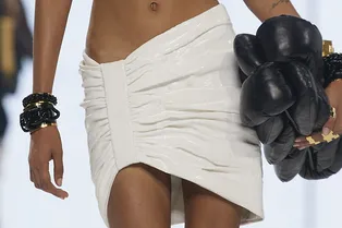 Как выглядят самые модные мини-юбки весны 2022