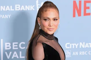 Джей Ло соревнуется лишь с самой собой. Платье Tom Ford превзошло в откровенности даже кожаный корсет певицы