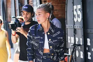 Versace, Versace, Versace: Хэйли Болдуин в костюме из денима в Лос-Анджелесе