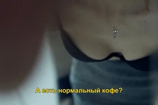 Минималистичные украшения Avgvst Basic в стоп-кадрах из несуществующего фильма