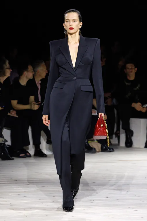 Alexander McQueen весна-лето 2024 Alexander McQueen весна-лето 2024