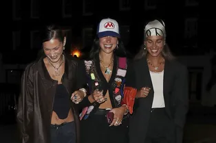 Кто здесь самый модный: Дуа Липа в кардигане в технике кроше или Белла Хадид в микро-корсете