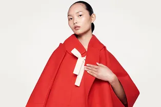 Прошлое и настоящее Comme des Garçons в архивной съемке Farfetch и Dot Comme Прошлое и настоящее Comme des Garçons в архивной съемке Farfetch и Dot Comme