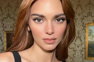 Этот бьюти-лайфхак из TikTok поможет замаскировать синяки под глазами и придаст лицу сияние