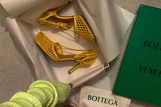 Главная обувь сезона: босоножки с квадратным мысом и завязками