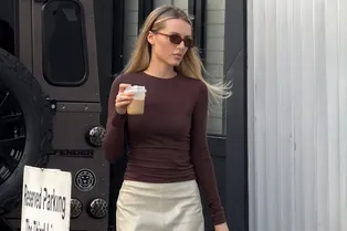 Трикотаж + юбка миди — любимое комбо модниц 90-х