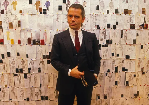 На фоне скетчей коллекции Chanel Haute Couture осень-зима — 1984 На фоне скетчей коллекции Chanel Haute Couture осень-зима — 1984