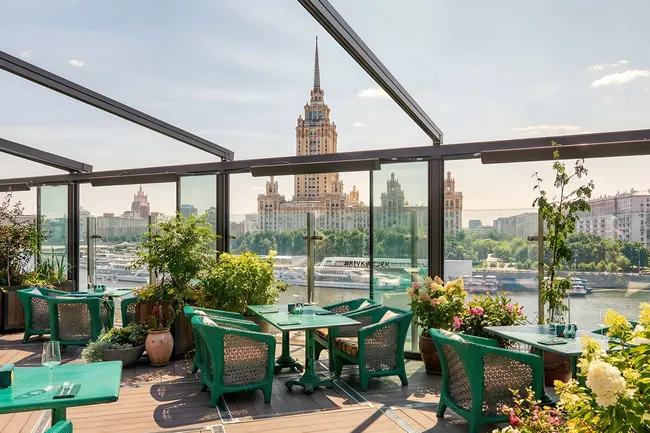 Видовые, зеленые и «секретные»: самые красивые веранды Москвы, на которых стоит побывать этим летом