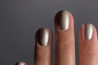 Какой маникюр сделать на Новый год? Конечно, в цвете шампанского