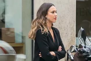 Брюки в горошек, пиджак и красная сумка Chanel: Джессика Альба в Париже Брюки в горошек, пиджак и красная сумка Chanel: Джессика Альба в Париже