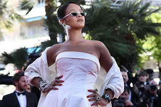 Snapchat выпустил игру, где нужно шлепнуть Рианну. Певица не промолчала в ответ