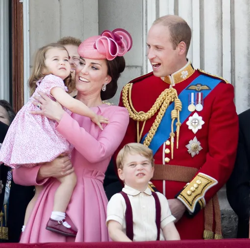 Герцогиня Кэтрин и принц Уильям с дочкой Шарлоттой и принцем Джорджем