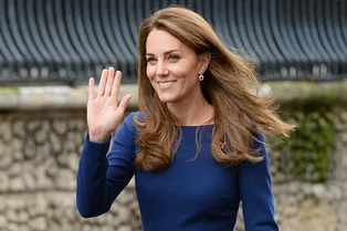 Королевский синий: Кейт Миддлтон подчеркнула талию широким ремнем