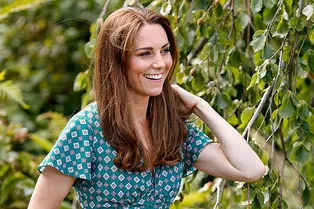 Эспадрильи на танкетке и легкое платье Sandro: в чем ходит на пикник Кейт Миддлтон