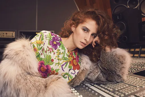 Пальто из меха канадской рыси, Via Cappella; платье, Balenciaga Пальто из меха канадской рыси, Via Cappella; платье, Balenciaga