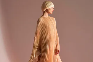 Halston выпустят коллекцию вечерних платьев по мотивам сериала Netflix