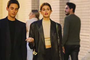 «Мужские» брюки и кожаный жакет — идеальное комбо для городской прогулки от Кайи Гербер