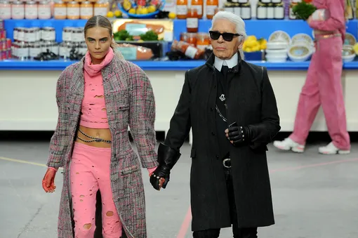 Кара Делевинь и Карл Лагерфельд на показе Chanel осень-зима 2014 Кара Делевинь и Карл Лагерфельд на показе Chanel осень-зима 2014