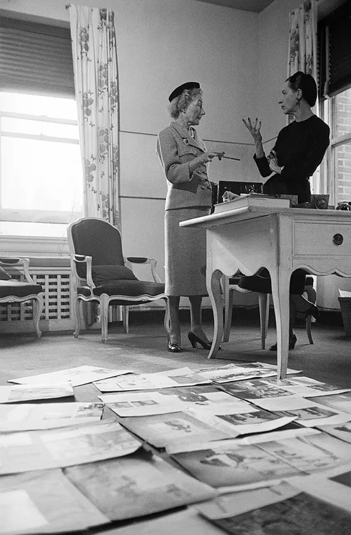 Главный редактор The Symbol Кармел Сноу и Вриланд обсуждают макеты в офисе, 1952 год