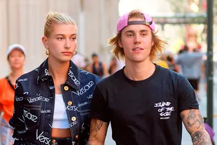 Хэйли Болдуин показала кольцо от Джастина Бибера. Такое же как у Блейк Лайвли