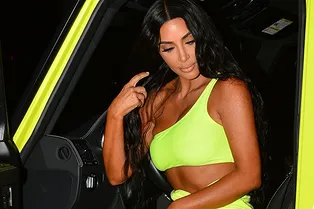 Неоновый демон: Ким Кардашьян подбирает наряды под цвет авто