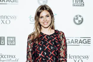 Даша Жукова, Вика Газинская и Ингеборга Дапкунайте на открытии осеннего выставочного сезона в «Гараже»