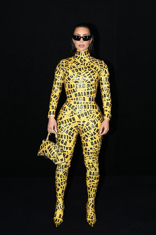 Бір қыз порнографияны жеке көреді