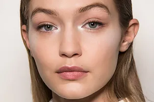 На ночь глядя: что делают знаменитые девушки перед сном