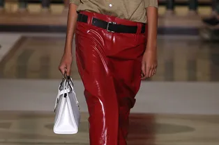 Весной-2026 вам непременно нужна юбка из этого материала Весной-2026 вам непременно нужна юбка из этого материала