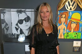 С чем носить яркие брюки в полоску: показывает Кейт Мосс