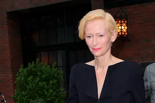 Тильда Суинтон в маленьком черном платье с изумрудными лодочками в Нью-Йорке