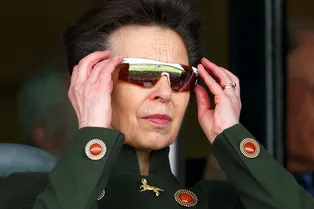 Носите спортивные очки с классическими вещами, как принцесса Анна