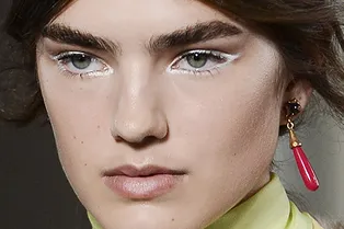 Почему мы без ума от белых стрелок на показе Valentino Почему мы без ума от белых стрелок на показе Valentino