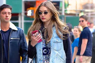 Может ли джинсовая жилетка быть актуальной в 2018-м? Джиджи Хадид уверена, что да