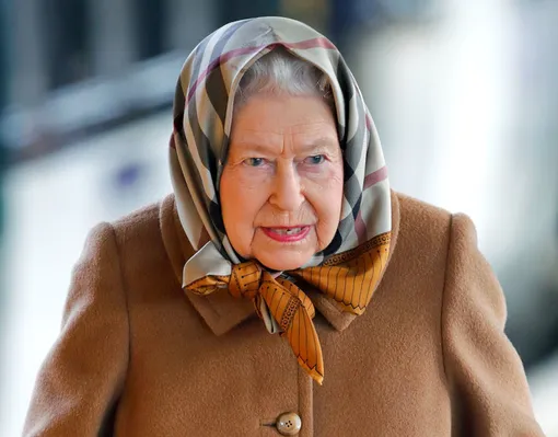 На случай прохлады у Елизаветы II всегда есть любимый платок Burberry На случай прохлады у Елизаветы II всегда есть любимый платок Burberry